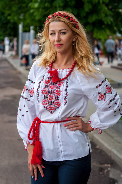  Μια κοπέλα με παραδοσιακή ουκρανική ρούχα κατά την παρέλαση των Vyshyvanok - Φωτογραφία, εικόνα