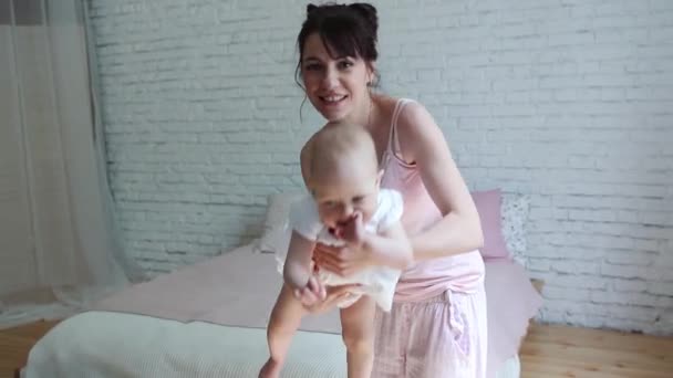 Young Happy Mother Holding her Newborn Child. Family at home. Beautiful smiling Mom and Happy Baby Together. - Filmagem, Vídeo