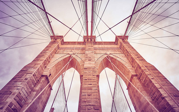 Mirando hacia el puente de Brooklyn, imagen tonificada en color, Nueva York, EE.UU.
. - Foto, imagen