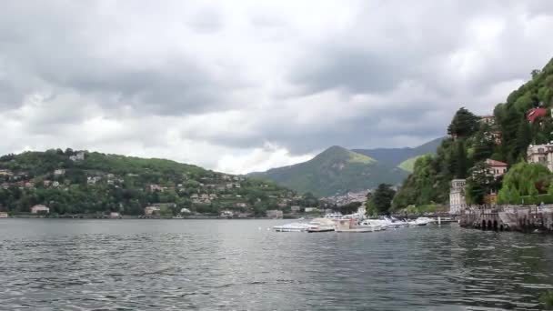 Maisema Como järvellä vuorten välissä Italiassa, Lombardian
, - Materiaali, video