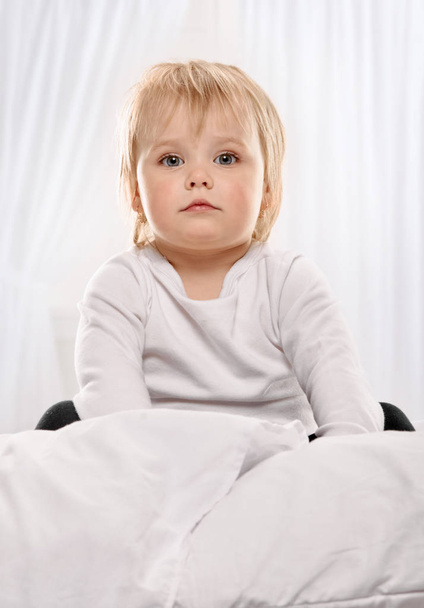 Happy baby child portrait in bed - Foto, Imagen
