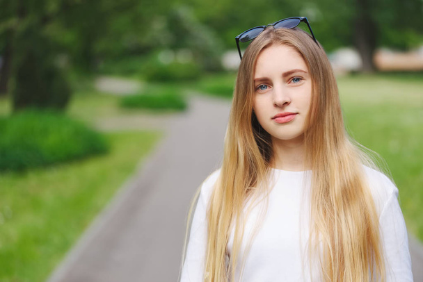 beautiful blonde girl on the street - Fotografie, Obrázek