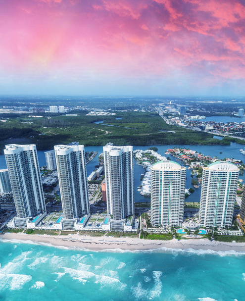 Vista in elicottero dei grattacieli di North Miami Beach con sole e nuvole
. - Foto, immagini