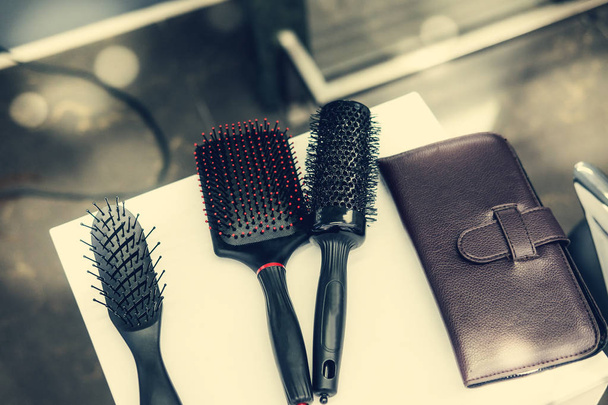 Професійні косметологи перукарські інструменти та аксесуари в салоні краси. Тоноване зображення
 - Фото, зображення