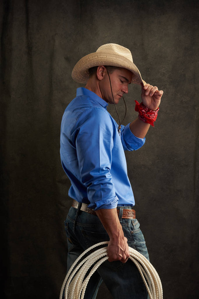 Il cowboy sexy indossa una camicia blu
. - Foto, immagini