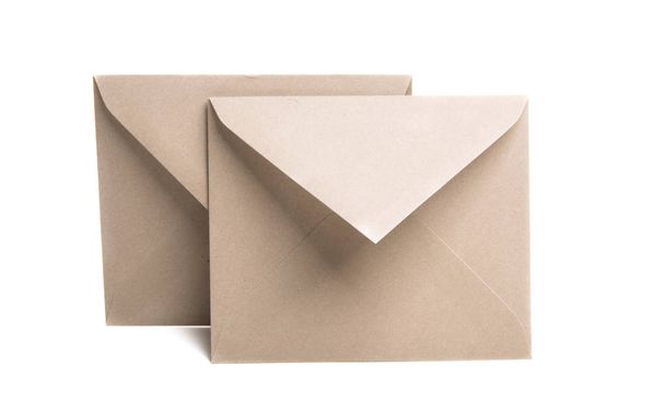 Бумажный конверт изолирован на белом фоне
 - Фото, изображение