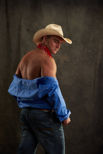 O homem sexy está vestido como um cowboy
. - Foto, Imagem