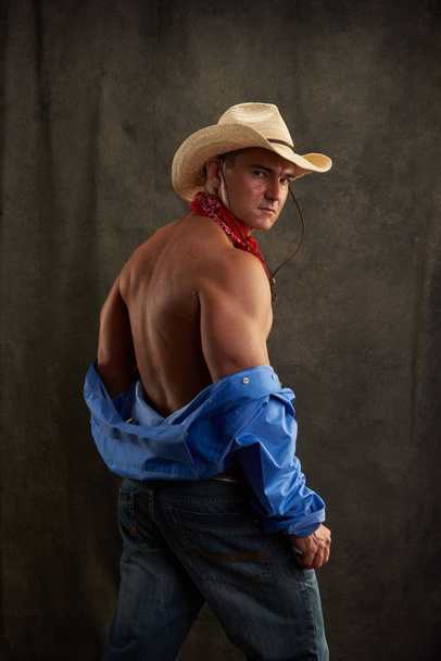 L'uomo sexy è vestito come un cowboy
. - Foto, immagini