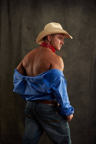 O homem sexy está vestido como um cowboy
. - Foto, Imagem