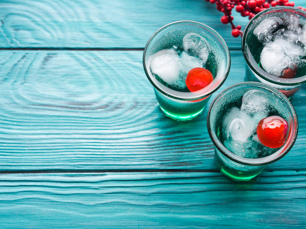 Rövid alkohol zöld ital, cseresznye - Fotó, kép