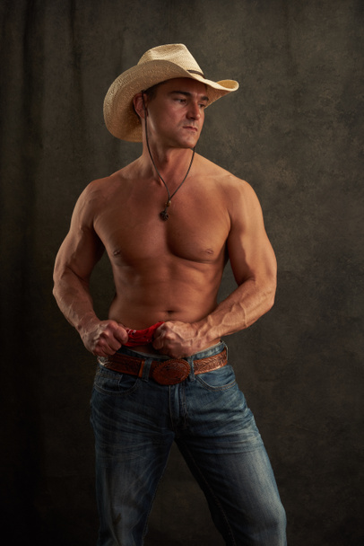 El vaquero sexy muestra sus músculos
 - Foto, Imagen