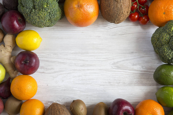 Marco de varias frutas y verduras orgánicas frescas, vista superior. Copiar espacio
. - Foto, imagen