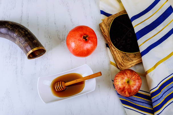 ザクロ、リンゴ、蜂蜜、木製でロッシュ Hashana ユダヤ人の新年お祝いの伝統的な料理テーブル選択と集中. - 写真・画像