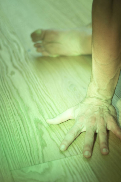 Yogalehrer Mann macht Meditationspraxis mit Hand Mudra Asana. - Foto, Bild