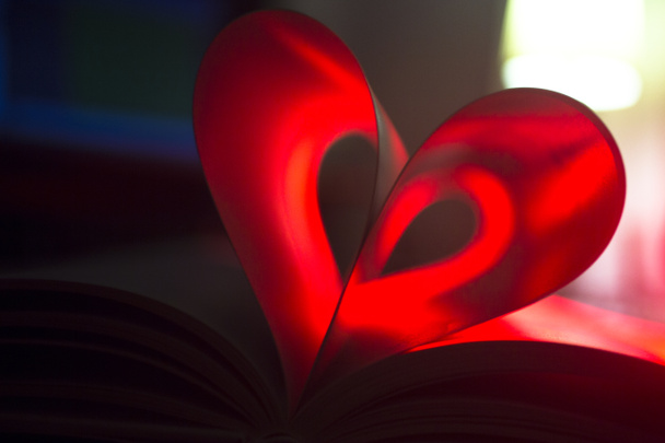 Ρομαντική αγάπη καρδιά σχήμα κατασκευασμένο από τις σελίδες του βιβλίου. - Φωτογραφία, εικόνα