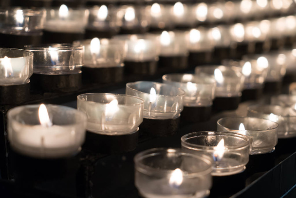 大聖堂 - セレクティブ フォーカスで宗教蝋燭 - 写真・画像