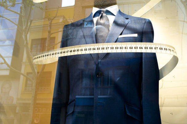 Krawca sklep okna na miarę garsonka sklepowy manekin z formalne koszula i krawat z taśma pomiarowa. - Zdjęcie, obraz