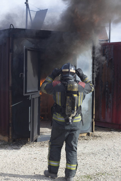 Pompier éteignant l'extincteur de la station d'entraînement arrière-plan procédure d'exercice de sécurité d'urgence. - Photo, image