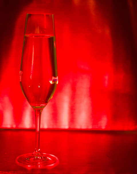 Шампанское игристое вино бокал Просекко Кава в дискотеке партии бар во время свадьбы на Ибице Испания с огнями позади
. - Фото, изображение