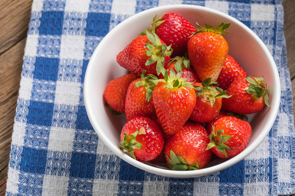 Bowl of fresh strawberries with homemade garden. - Zdjęcie, obraz