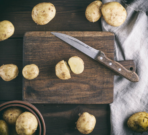 patatas frescas jóvenes y cuchillo, tonificación vintage
 - Foto, imagen