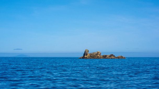 küçük ada mavi su - Fotoğraf, Görsel