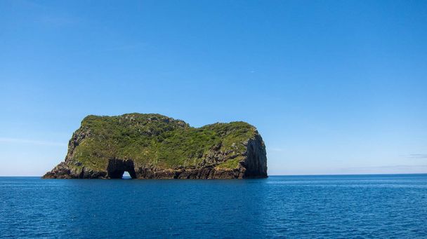 île avec un trou au milieu, une grotte pour les plongeurs
 - Photo, image