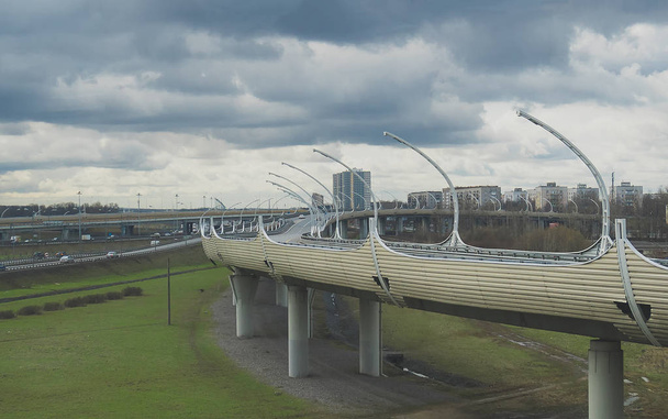 Vervoer van gegevensuitwisseling bij de kruising met de snelweg Tallinn in Sint-Petersburg. - Foto, afbeelding