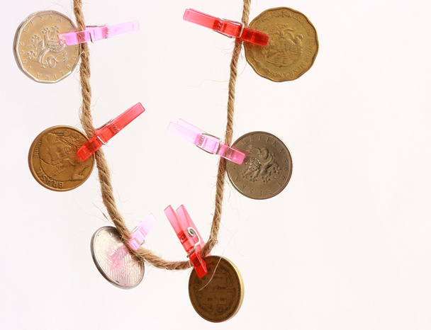 Monedas en cuerda
 - Foto, imagen