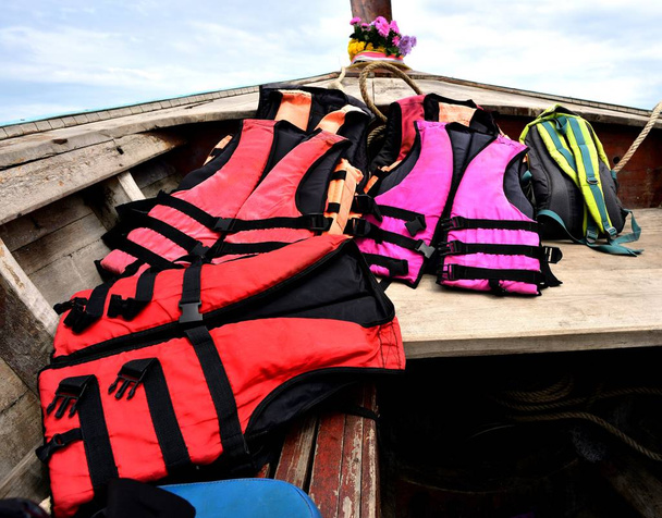Sbírky vícebarevných záchranných vest - Fotografie, Obrázek