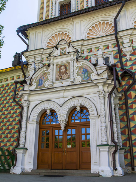SERGIYEV POSAD, RUSSIA, on MAY 21, 2018. Troitsko-Sergiyevskaya Laurus, main sight of the city and one of significant orthodox shrines. An entrance to church in the territory of the monastery - Foto, Bild