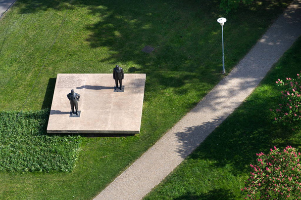 Tomáš a Jan Antonín Baťa socha přes ulici od můžete mrakodrap 21 v Zlín, Morava, Česká republika - Fotografie, Obrázek