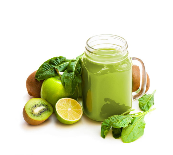 Свежий смузи с зелеными фруктами и шпинатом в стеклянную банку кружку изолированы на белом
  - Фото, изображение
