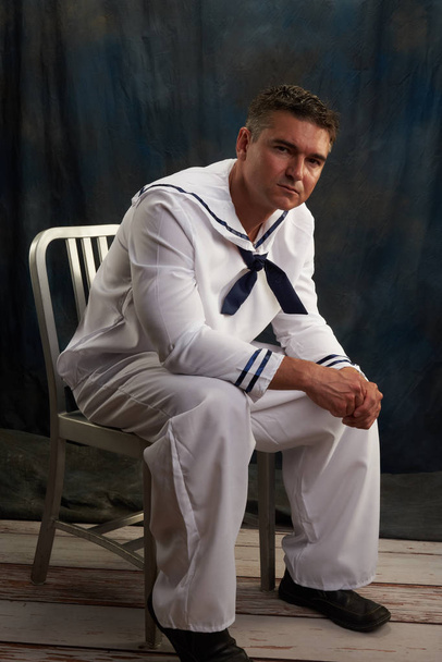 El marinero sexy se prepara para la batalla
. - Foto, imagen