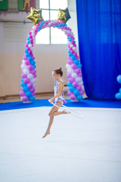 Piękna, aktywna gimnastyczka ze swoim występem na dywanie - Zdjęcie, obraz