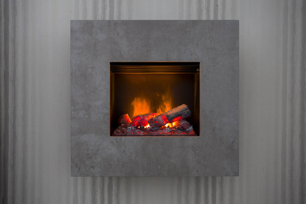 Vue détaillée d'une cheminée moderne simple avec mur gris
 - Photo, image