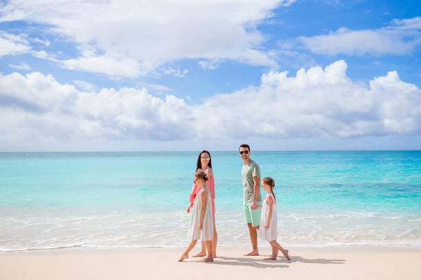 Νεαρή οικογένεια σε διακοπές στην παραλία. - Φωτογραφία, εικόνα