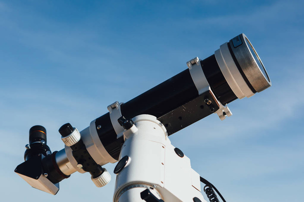 αστρονομικό τηλεσκόπιο tube, μπλε φόντο του ουρανού - Φωτογραφία, εικόνα
