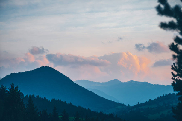 Montañas a la luz del atardecer. Las montañas Choc son una serie de montañas en el centro-norte de Eslovaquia, una parte de la zona de Fatra-Tatra de los Cárpatos occidentales interiores. El rango es de 24 kilómetros de largo y en promedio solo 4 kilómetros de ancho. El pico más alto es V
 - Foto, Imagen
