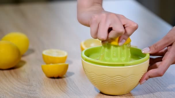 Squeezing fresh lemon juice. - Footage, Video