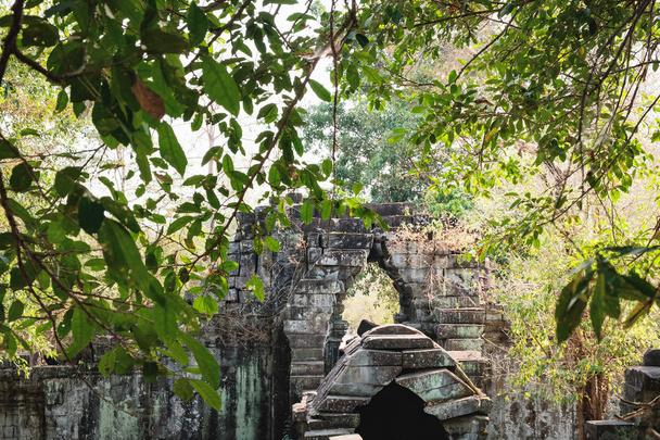 Prasat Beng Mealea in Angkor Complex, Siem Reap, Camboya. Está en gran parte sin restaurar, árboles viejos y arbustos creciendo en medio de torres y muchas de sus piedras yacen en grandes montones. Arquitectura jemer antigua
. - Foto, Imagen