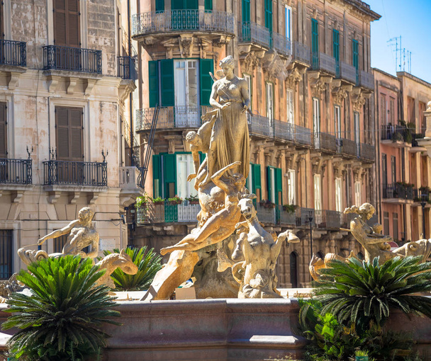 Siracusa, ITÁLIA - 18 de maio de 2018: Fontana di Diana (Fonte de Diana) na Praça de Arquimede, zona histórica do centro de Ortigia, em Siracusa
 - Foto, Imagem