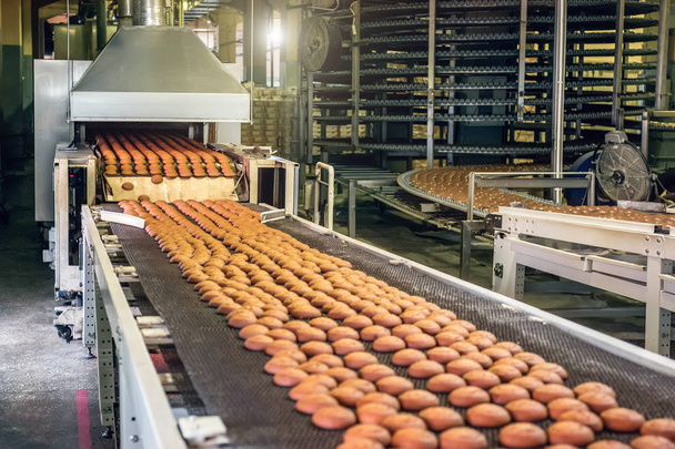 製菓工場でベルトコンベア。クッキーの生産ライン - 写真・画像