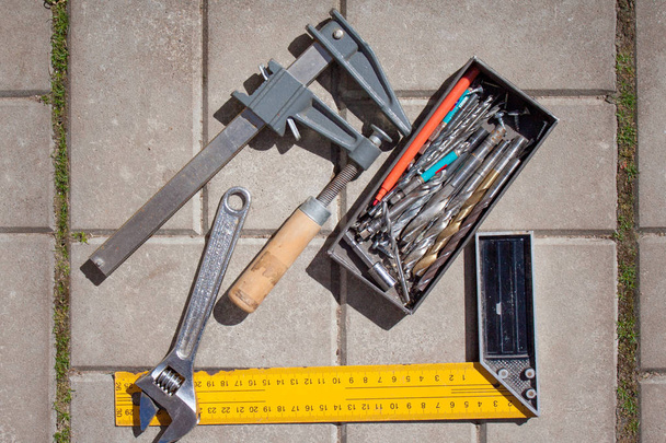 Sada nástrojů a pracovních nástrojů na kamenné pozadí - Fotografie, Obrázek