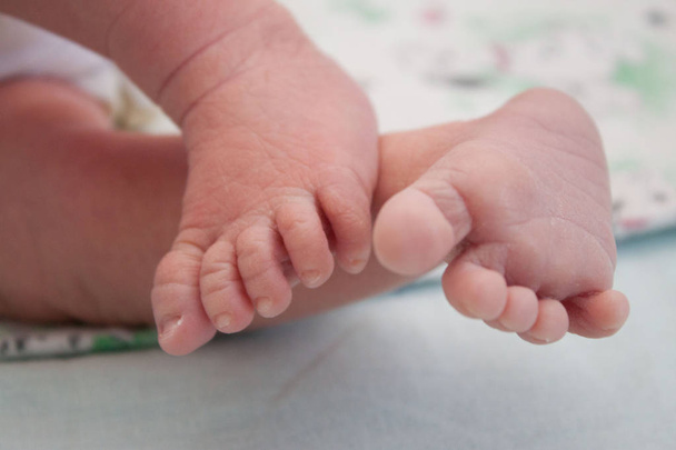 Těhotenství, mateřství, přípravu a očekávání mateřství, porodu koncept. Novorozené dítě nohy closeup - Fotografie, Obrázek