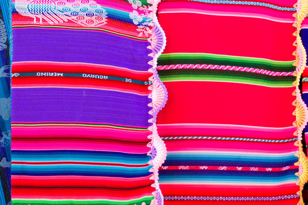 Vista tradicional del mercado de Tarabuco, Bolivia. Fondo de mantas coloridas
 - Foto, Imagen