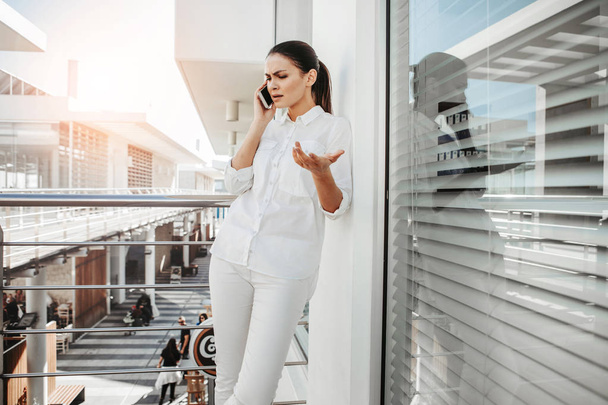 Businesswoman solving problems by phone - Photo, Image
