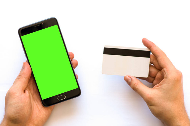 Online betalingen plastic kaart Smartphone met groen scherm voor chroma key compositing en - Foto, afbeelding