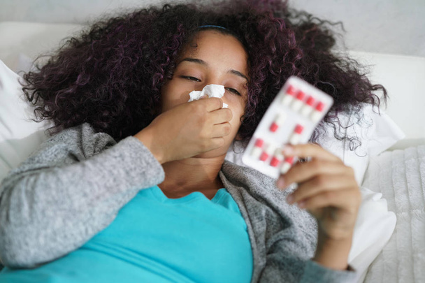 Nő az ágyban az antibiotikumok otthon szedése az influenza - Fotó, kép