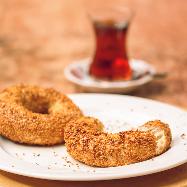 Simit - bagel turco con té turco en la mesa. Concepto de comida étnica. Cuadrado
 - Foto, imagen